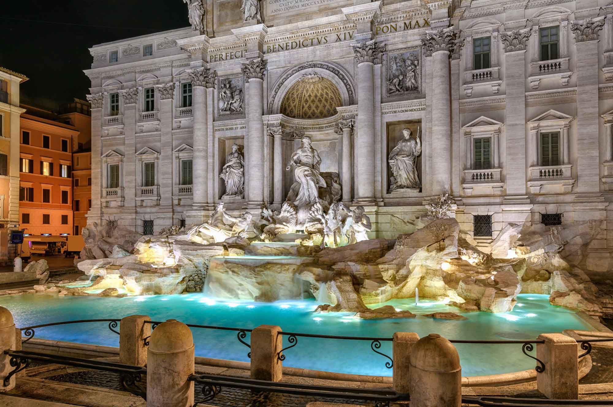 Trevi-Fountain-at-night